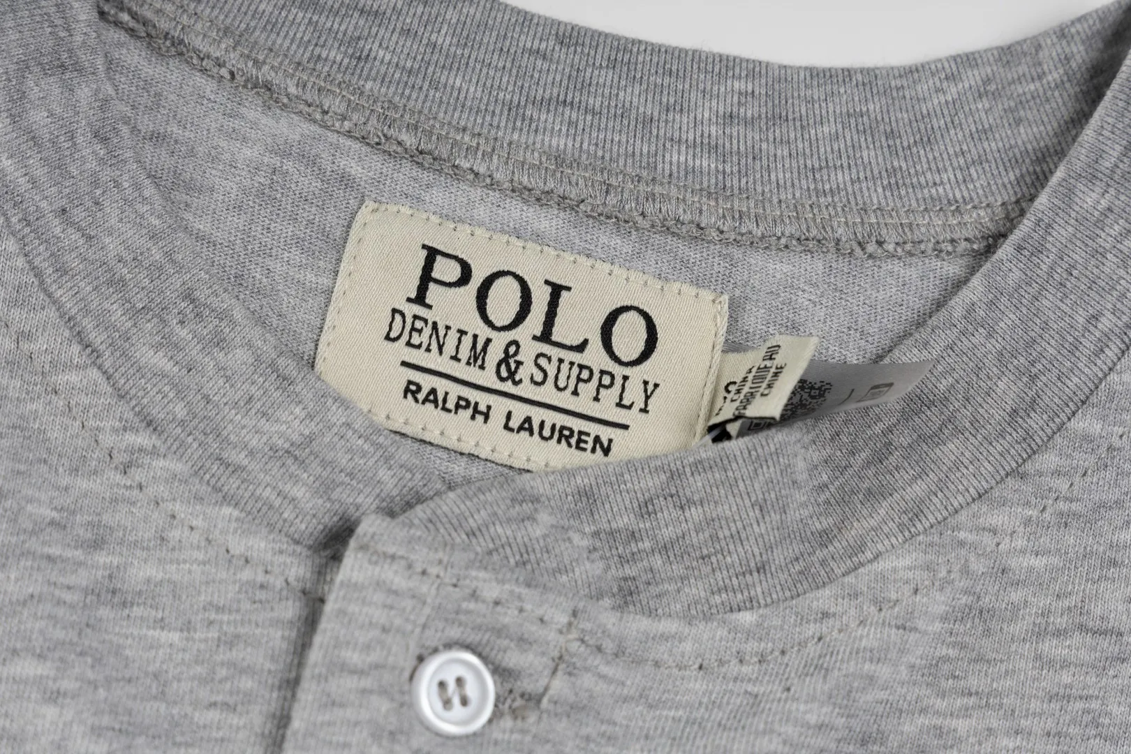 P196 #R85 Ralph Lauren washed heavy brushed distressed henley stand-up collar open chest long-sleeved bottoming shirt thin sweatshirt fabric 100% Xinjiang long-staple cotton, imported embroidered logo on the chest custom threaded collar, classic embroidery, the highest version, suitable for business and leisure daily use! 🌘3-button placket, laser logo pearlescent resin buttons, cuffs and hem are double-stitched, different from the currency version. Washed and distressed, sand-washed and stir-fried. Color: White, Black, Navy Blue, Army Green, Gray Size: S M L XL Length: 69/70/72/75 Bust: 102/108/116/124 Shoulder width: 43/45/47/49 Recommended weight: 100-120/120-140/140-160/160-180 pounds